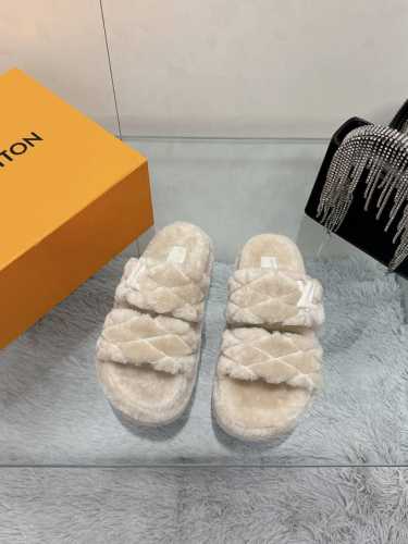 工厂价： 金色五金logo顶级品质 百分百真羊毛 Lv毛拖厚底增高系列 louis vuitton ss24 new arrival～ L家2024秋冬｜平底羊