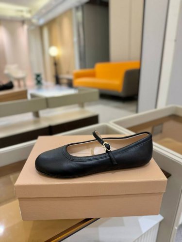 价格P Gianvito Rossi 2025 春夏款 罗西 Gr 芭蕾舞鞋平底玛丽珍单鞋 异域风情满满的宝石，像一串手串，串戴在脚上，皮质超级柔软，上脚舒适感