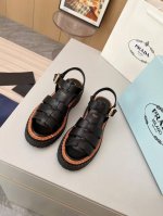 冲量价: prada 普拉达 25Ss 春夏新款 凉鞋 简单的设计大概就是它最让人喜欢的点 不是烂大街的那种 很有自己的品牌个性 面料采用小牛皮 内里垫脚混种羊