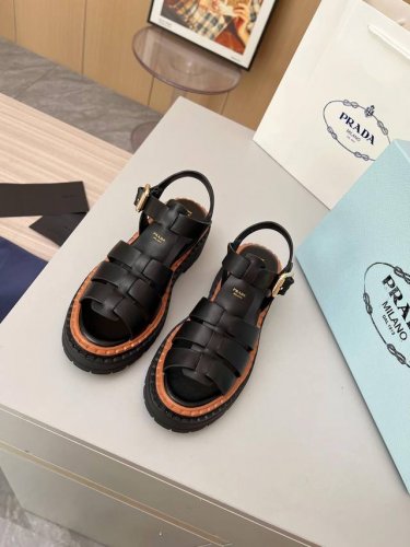 冲量价: prada 普拉达 25Ss 春夏新款 凉鞋 简单的设计大概就是它最让人喜欢的点 不是烂大街的那种 很有自己的品牌个性 面料采用小牛皮 内里垫脚混种羊