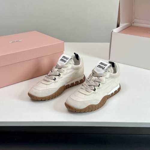 厂价 高版本！Miu Miu 缪缪Tyre系带休闲运动鞋、老爹鞋，配色选项包括芥末黄、灰色、奶油色和橄榄绿。自带十足踩踏感的 Tyre 隶属于 Miu Miu