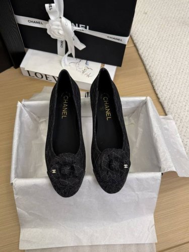 现货发售 *25 专柜 正品级 版本！！ 官方目录： 码数：35、36、37、38、39 34 40 41 需要定做跟客服 沟通 皮面10 均配有意大利正品包装