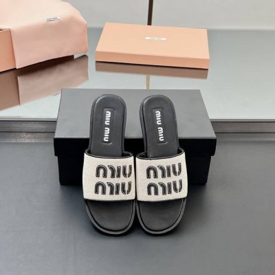 高版本 Miu Miu 2025Ss 电绣字母拖鞋 百搭时髦单品！ Miumiu平底微标凉鞋拖鞋简约大气时髦，耐看不过时.是时尚圈永不退潮的经典所在，复古的英伦