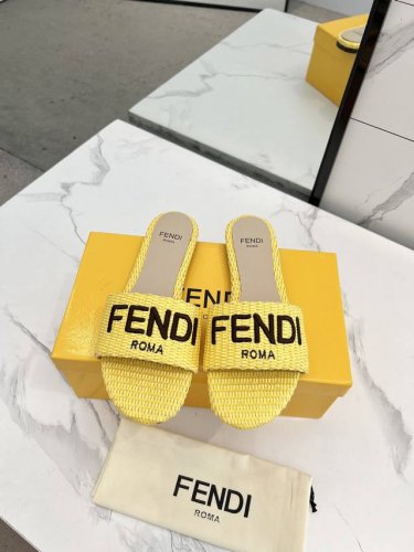 最新夏季爆款fendi芬迪凉鞋，专柜原装正版，面料：内里头层羊皮，橡胶底 真皮底 ，35 44码欢迎下单，