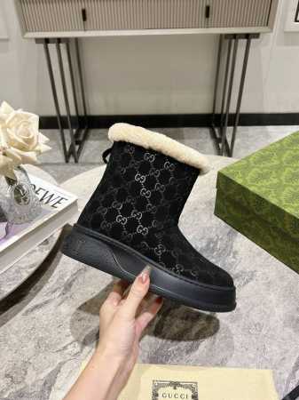 Gucci 巴黎时装周24年美丽奴羊皮毛一体雪地靴，提花面料LOGO头层牛皮澳洲进口羊毛内里， Gucc* 这款雪地靴它采用混纺羊毛毡于意大利制成，以柔软皮革饰 - 点击图像关闭