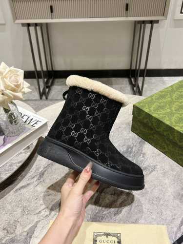 Gucci 巴黎时装周24年美丽奴羊皮毛一体雪地靴，提花面料LOGO头层牛皮澳洲进口羊毛内里， Gucc* 这款雪地靴它采用混纺羊毛毡于意大利制成，以柔软皮革饰