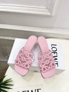 Loewe 罗意威 2025春夏新品 petal Anagram镂空小猫跟拖鞋 loewe作为这两年最受欢迎的设计师牌 设计简单 细节巧妙 清新脱俗 不想满大街
