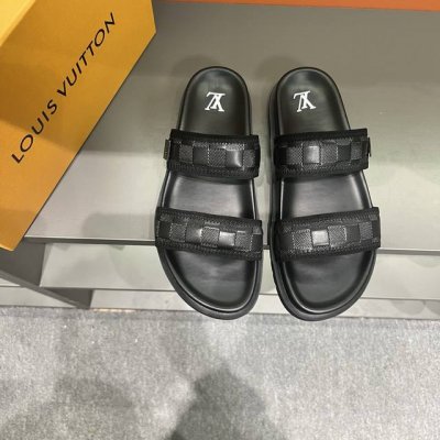 码数38-46 L.V 驴家高端男士夏季拖鞋， 经典老花系列，一字带宽松设计，别致的色彩拼接效果，个性鲜明，时尚潮流穿搭必备款式，轻盈舒适。轻质韧性橡胶内底，微
