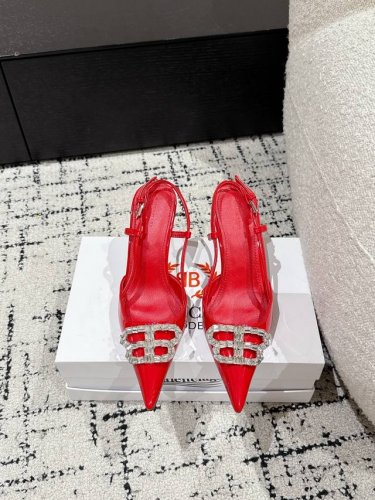 橙子出厂价P Balenciaga 巴黎世家新款 水钻Bb扣尖头高跟凉鞋 高跟鞋 巴黎世家的鞋子绝对开了挂，整双鞋的精髓就是它的鞋头了，够长够尖，并且不带臃肿感