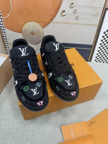LV-Trainer路易-威登 PK市场一切版本 情侣款 走秀新款 篮球板鞋 代购品质 原版1：1开发复刻！！上脚非常舒适 做工精细 鞋面由意大利进口小牛皮拼接
