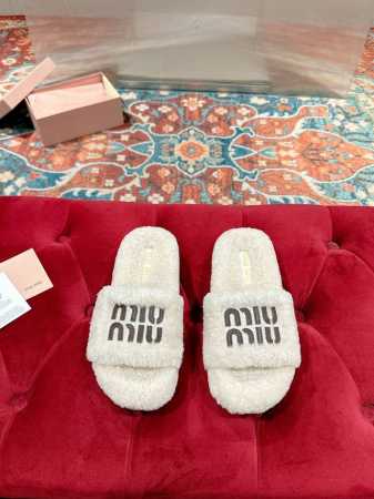 MiuMiu缪缪秋冬新款厚底毛毛拖 每逢秋冬来临 毛拖是必不可少的单品 不仅足够保暖 还能拥有舒适的触感无论搭配什么都有种漫不经心的时髦纯羊毛有用手拨开是厚厚实 - 点击图像关闭