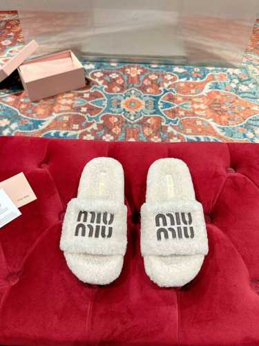 MiuMiu缪缪秋冬新款厚底毛毛拖 每逢秋冬来临 毛拖是必不可少的单品 不仅足够保暖 还能拥有舒适的触感无论搭配什么都有种漫不经心的时髦纯羊毛有用手拨开是厚厚实