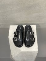 出厂价 Birkenstock1774 2024春夏系列，强调功能和设计之间兼容，自带光泽感的皮质鞋面，兼具舒适性盒灵活性 ，延续了经典设计的质朴风格，将夏日的