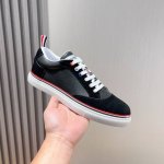 工厂p价 Thom Browne 汤姆 布朗 汤姆这个邪魅酷感的新锐品牌 让我们在这个夏天有了放松 时髦 个性的新选择 Tb白鞋风暴.鞋面采用原版头层小牛皮内里