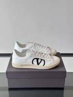 出厂价p 实价 Valentino 2025 华伦天奴新款简约款小白鞋 四季可穿 小牛皮材质舒适透气 质感在线 这双鞋的小牛皮可以做到极致的柔软 在追求美观的同