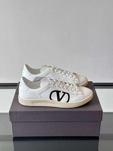 出厂价p 实价 Valentino 2025 华伦天奴新款简约款小白鞋 四季可穿 小牛皮材质舒适透气 质感在线 这双鞋的小牛皮可以做到极致的柔软 在追求美观的同
