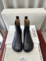顶级品质 Loewe Ss24 New Arrival～ 罗意威2024秋冬新款｜切尔西短靴 材质与工艺- 黑色哑光牛皮面料 皮革里衬 标志性圆头造型 加垫皮革