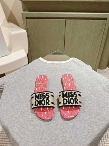 迪奥 Miss Dior系列平底拖鞋 字母刺绣Logo拼色一字拖鞋 1 专柜同步最新配色夏季胶囊系列立体刺绣度假字母拖升级版 美爆的全新系列 暴走利器原Ban开