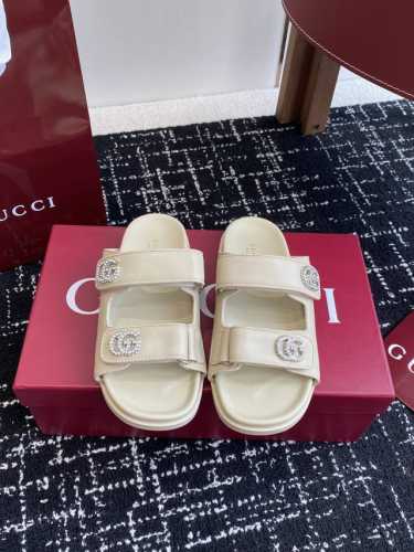 代购级 Gucci 25Ss 春夏系列Gg菱形 沙滩平底拖鞋 由经典真皮电绣菱形条纹＋配双G金属扣作为品牌的标志性象征制作而成打造令人惊艳的作品焕新演绎！ 面料