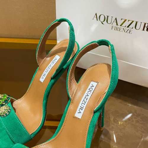 Aquazzura 新款凉鞋 面料采用原版定制牛皮制成，饰有闪闪发光的施华洛奇水钻水晶球，简单大气的设计。适合派对的设计适用各种套裙，连衣裙晚礼服，夜场各种款式