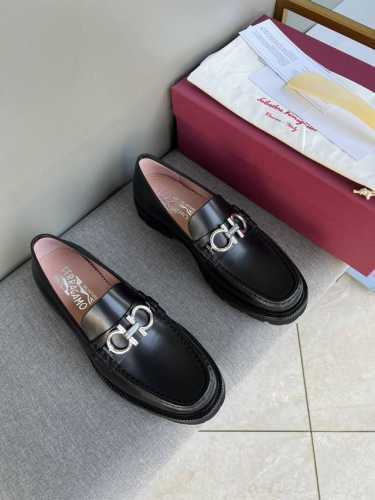原单品质 菲拉格慕ferragamo休闲皮鞋 套脚鞋 懒人鞋 精致手工缝线 做工细节堪比专柜 原版发泡大底拼真皮沿条 轻便舒适 黑色开边珠 黑色牛皮39-44现