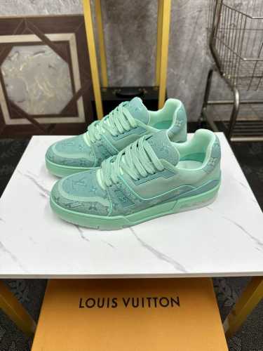 Lv 路易威登 走秀款，原版1:1开发顶级版本！！！ 鞋面由意大利进口丝绸牛皮+3D打印渐变色网面、带夜光、鞋舌、后跟电绣logo标志，侧边饰有品牌logo标志