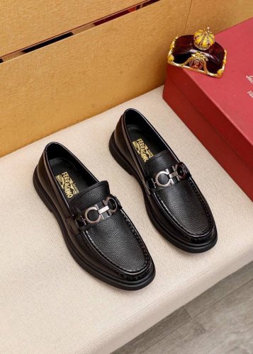 商品商标：Ferragamo 菲拉格慕 休闲皮鞋 正码码数: 39-44 38.45订制 商品材料：精选 进口头层荔枝纹小牛皮鞋面+奢华五金扣，进口水染牛皮内里