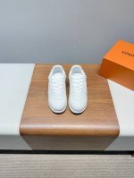 Lv25年新款情侣球鞋 穿上就是时髦精 这款 Footprint Socce-运动鞋于2025春夏系列时装展中亮相 是pharrell William-首次以足