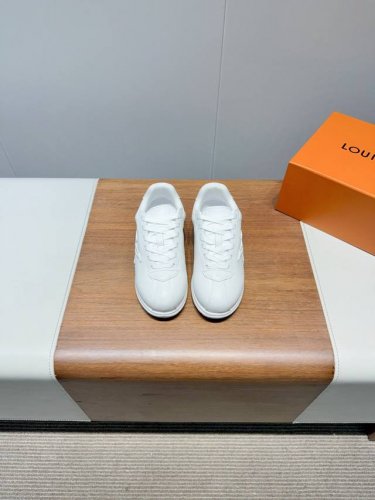 Lv25年新款情侣球鞋 穿上就是时髦精 这款 Footprint Socce-运动鞋于2025春夏系列时装展中亮相 是pharrell William-首次以足