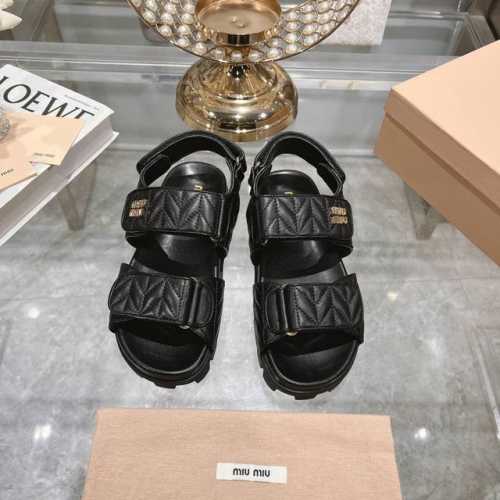 冲量价: P360 Miumiu 新品软羊皮厚底沙滩鞋凉鞋 富有个性的金属徽标醒目点缀一条交叉饰带。另外徽标装饰 Oversize 厚Eva水台鞋底，彰显新颖设