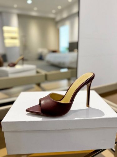 {半拖} 吉安维托 罗西 Gianvito Rossi Eiko Stiletto，轻松移动。这款 Gianvito Rossi 拖鞋采用配有精致的牛皮，可抚摸