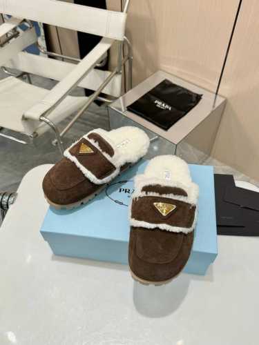 出厂 顶级版本 Prada 经典款包头羊毛拖鞋，时髦精必入！ 标志性三角边金属扣装饰，搭配经典扣带，时尚感拉满。进口牛猄牛皮鞋面，质感超棒。羊毛内里和垫脚，温暖