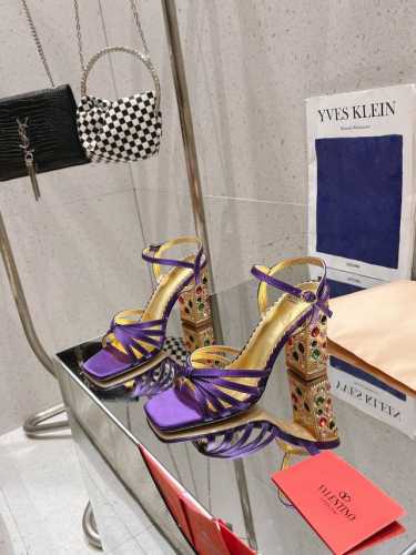 华伦天奴2025早春新款Valentino 华伦天奴春夏新品异域宝石粗跟设计非常亮眼的走秀系列推出火爆铆钉元素 奢华艳丽！各种颜色可搭配春夏的美丽服饰 选择多多