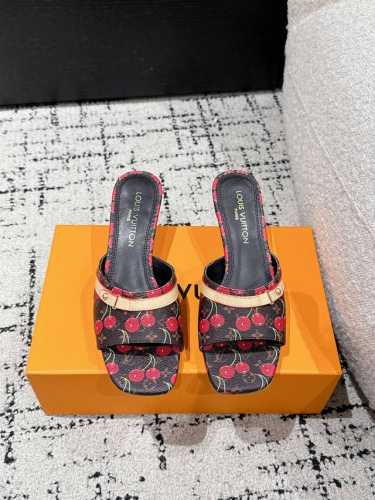 louisvuitton 25 夏季限定 樱桃风 细跟 凉拖 最新夏季限定 樱桃风系列 采用彩色以及鞋面的大面积底色作为对比 创造出樱桃彩色元素风格 成就了又一