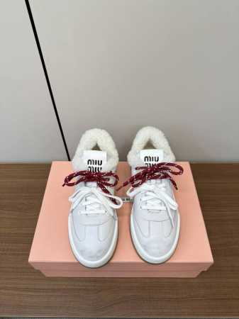 缪缪miumiu 2024ss 羊羔毛休闲运动鞋 新款休闲鞋厚底小白鞋 少女味一足，能把休闲鞋打造的如此甜美，只有M才能做到了，上脚气场一足，随意搭配，长裙，短 - 点击图像关闭
