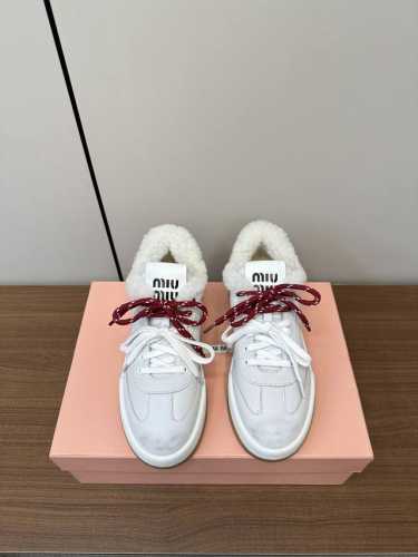 缪缪miumiu 2024ss 羊羔毛休闲运动鞋 新款休闲鞋厚底小白鞋 少女味一足，能把休闲鞋打造的如此甜美，只有M才能做到了，上脚气场一足，随意搭配，长裙，短