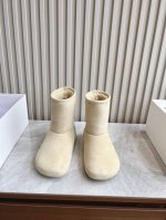 出厂 独家顶级 LOEWE呆萌雪地靴系列 皮毛一体 最新款雪地靴 正品购入开发 完美复刻 设计师推出探索时尚界对于原创与挪用的概念、以全新系列致敬传承与经典 来