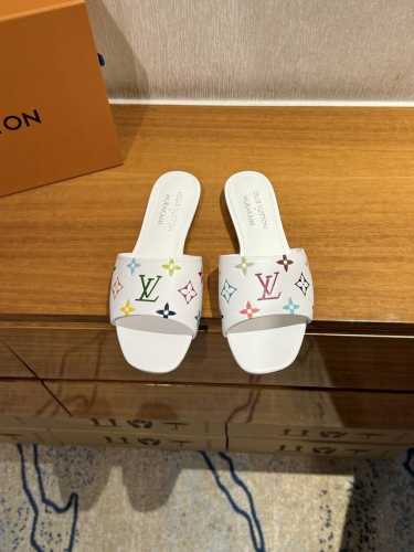 顶级品质 P360 Lv Ss25 New Arrival～ L家25春夏白三彩系列平底拖鞋新品 白三彩蝴蝶结搭配牛皮铆钉，也太出彩了！ 刚刚好的小猫跟，性感舒