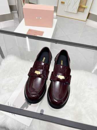 MiuMiu 24FW 走秀金币乐福鞋 Miu女孩们的新色乐福来啦！今年秋冬的复古做旧的新色 牛皮材质！今年Miu爆火的不要不要的！都是那种做旧的皮质 穿上超好 - 点击图像关闭