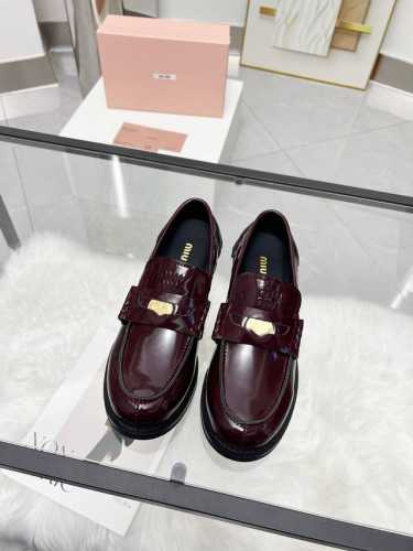 MiuMiu 24FW 走秀金币乐福鞋 Miu女孩们的新色乐福来啦！今年秋冬的复古做旧的新色 牛皮材质！今年Miu爆火的不要不要的！都是那种做旧的皮质 穿上超好