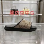 gucci］ Size：40-46 2025古奇男士新款夏季新款男款一脚蹬凉拖鞋 该单品的灵感源自意大利海岸的夏季精神和海滩俱乐部，是 Gucci Lido 的