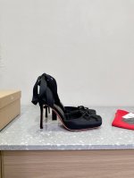 Christian Louboutin CL 25ss春夏新款 时装走秀 芭蕾蝴蝶结 高跟鞋没什么好说的，就是一整个美疯致命的诱惑刚刚上脚试了 非常好穿非常稳