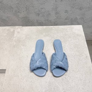 bottega Venet* 最新最经典猫跟凉鞋！扭结编织饰带 Ins&小红书巨多网红明星上身！上脚超性感！真的太美了！这款编织的鞋面超有高级感！高级穿着又仙女