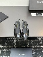 chane+L 经典Slingback 小香后空凉鞋 就像Coco香奈儿女士说的：流行稍纵即逝，但风格永存！这双后空鞋就是香家经典中的经典！双色搭配，简约精致，