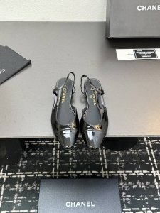 chane+L 经典Slingback 小香后空凉鞋 就像Coco香奈儿女士说的：流行稍纵即逝，但风格永存！这双后空鞋就是香家经典中的经典！双色搭配，简约精致，