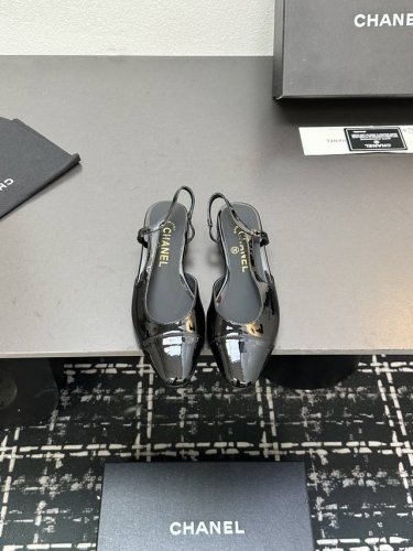 chane+L 经典Slingback 小香后空凉鞋 就像Coco香奈儿女士说的：流行稍纵即逝，但风格永存！这双后空鞋就是香家经典中的经典！双色搭配，简约精致，