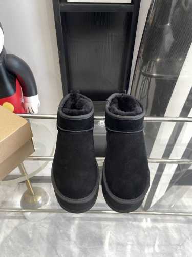 UGG 24ss 秋冬季人手必备单品雪地靴 搭配系数也是百分百 炸好看 比较设计的款，随心所欲 雪地靴显腿细 百搭单品 时尚感十足穿上气场爆涨 瞬间拉长腿型 鞋