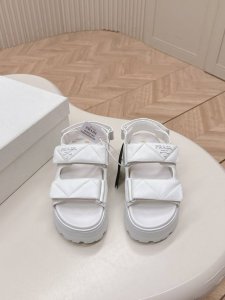 Prada 普拉达2025春夏新款凉鞋 罗马厚底魔术贴凉鞋 拖鞋 最新走秀款，经典升级 舒适度与时髦度并存 每个颜色搭配都好看，设计搭配不同风格需求 鞋面：原版
