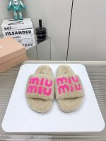 橙子出厂价 MiuMiu 缪缪 2024秋冬新款毛毛拖鞋 可甜可盐的喵喵女孩 质感的毛毛给这款增添不少少女心。 原版 1：1开发，各大明星 网红的热爱款 ， 原