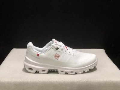 顶级版本On昂跑 X Loewe 罗意威Couldventrure 缓震越野跑鞋！ 瑞士高性能运动品牌On打造的此系列作品，鞋面由再生聚酯纤维和网眼布制成，采用